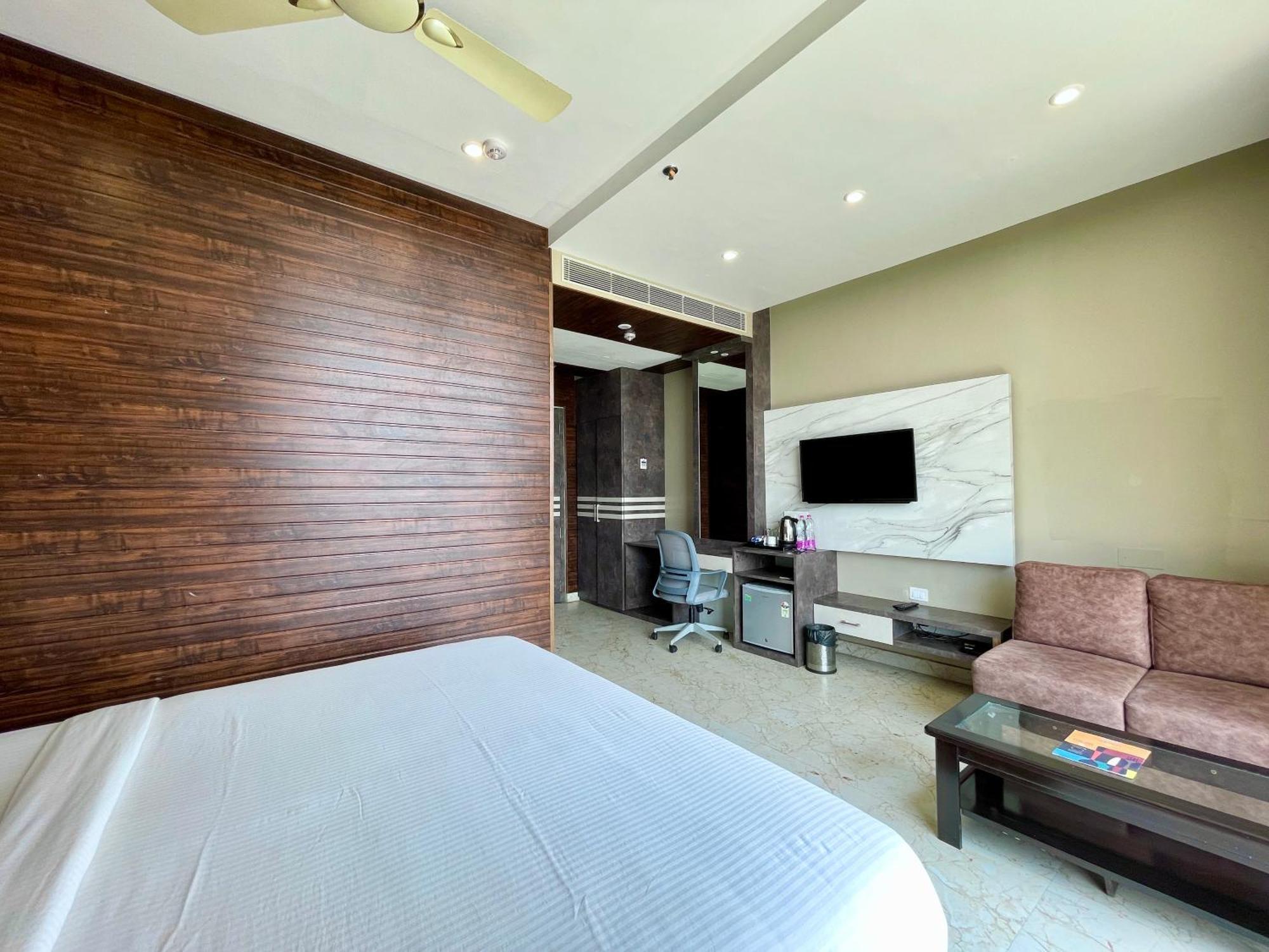 Hotel Tbs In Puri Esterno foto