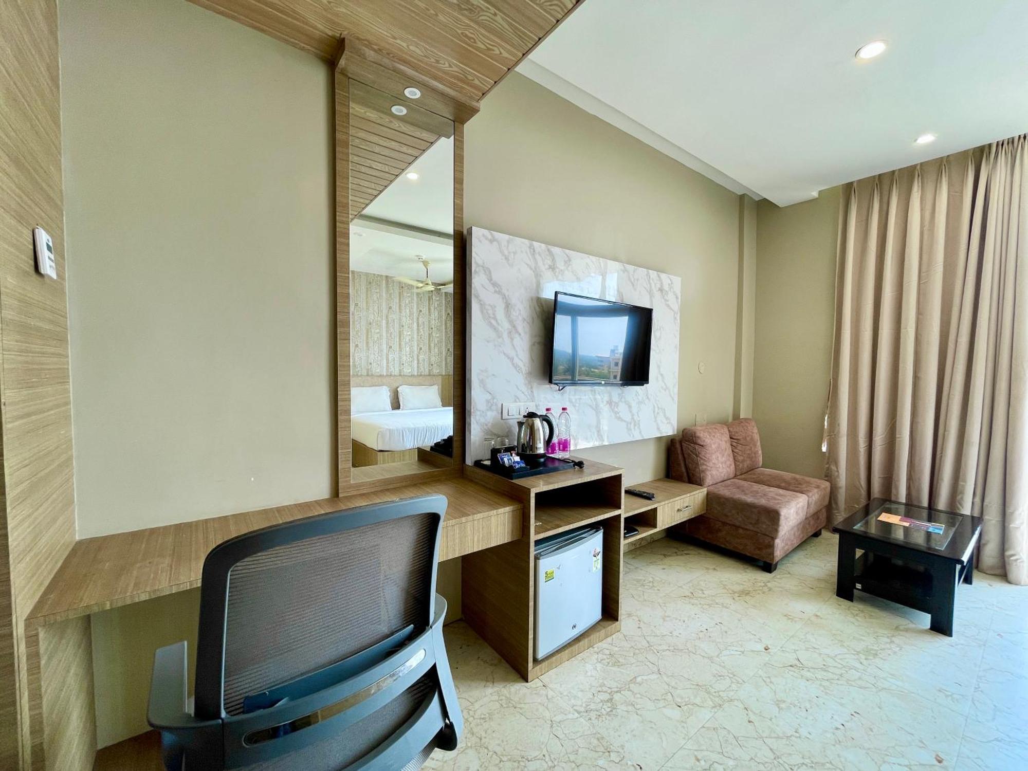 Hotel Tbs In Puri Esterno foto